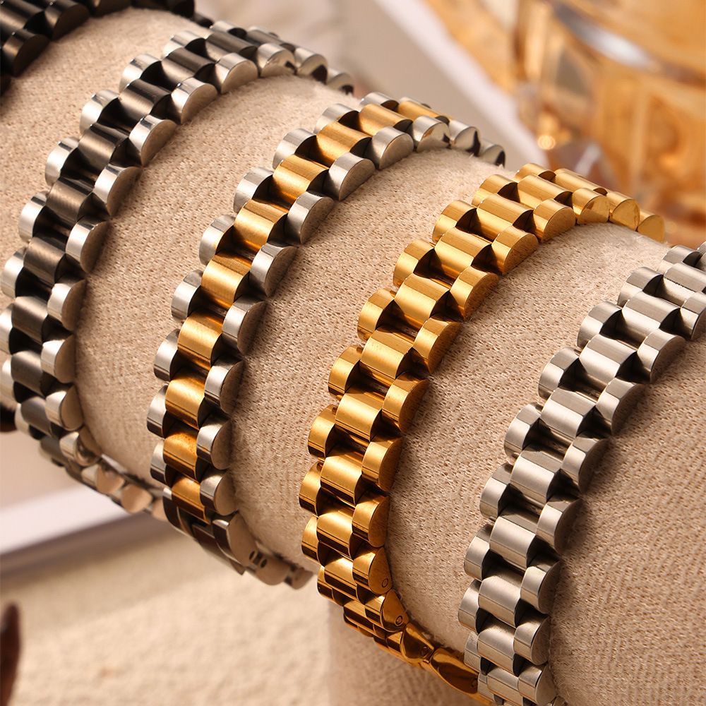 Small and trendy, cool business men's personalized jewelry, minimalist geometric watch design, titanium steel gold-plated bracelet