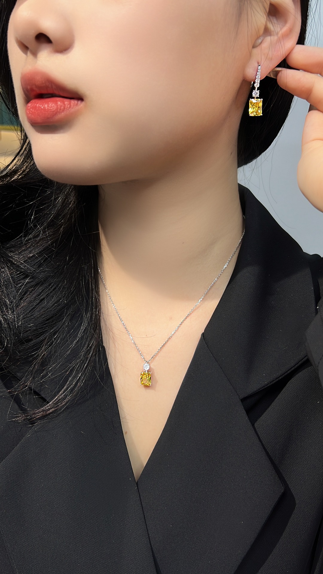 Colored Jewelry Radian Square Yellow Diamond Necklace