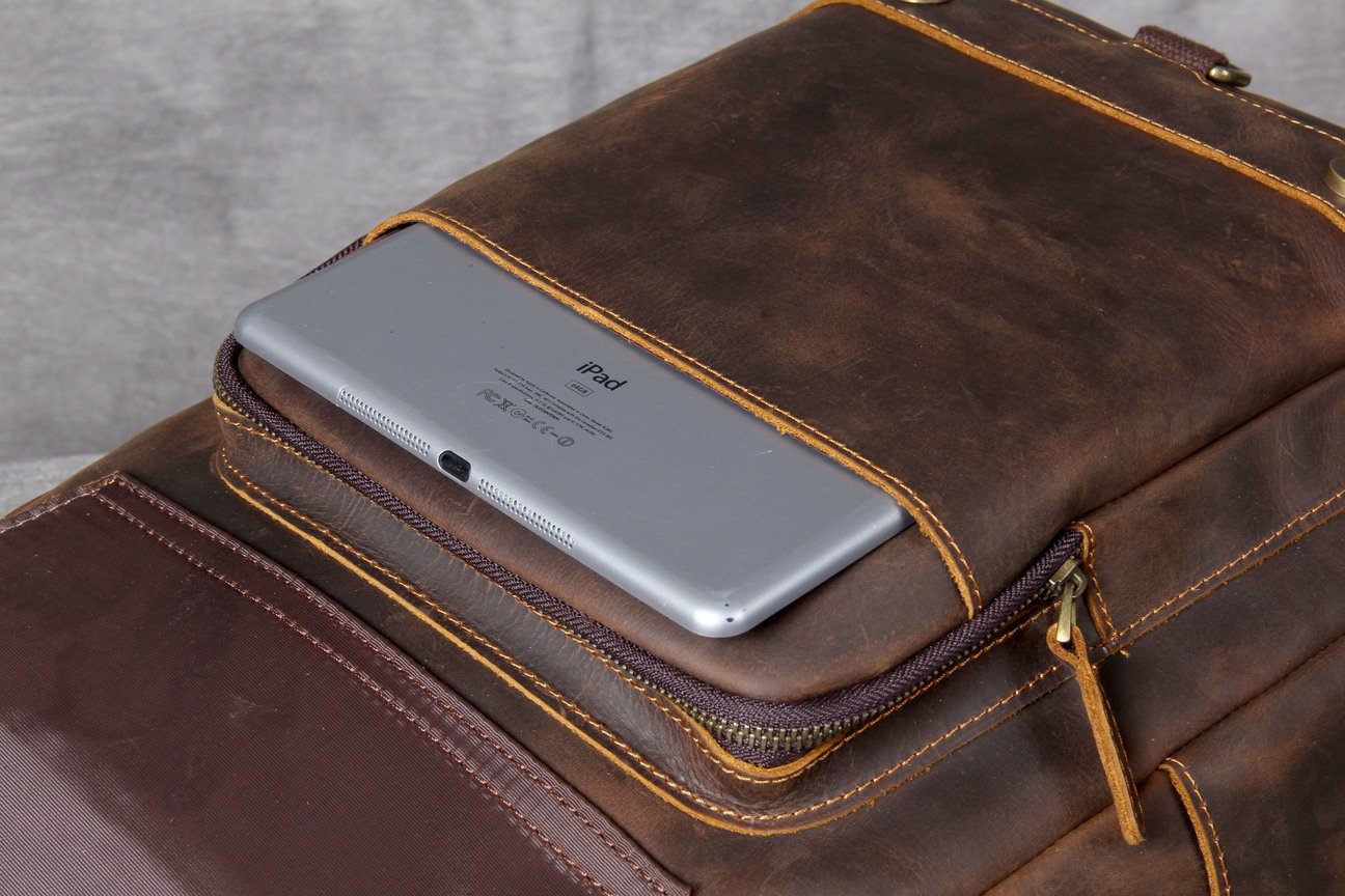 small brown leather garment-bag with zipped pockets to securely transport a wallet, a coin purse, a card holder or sunglasses