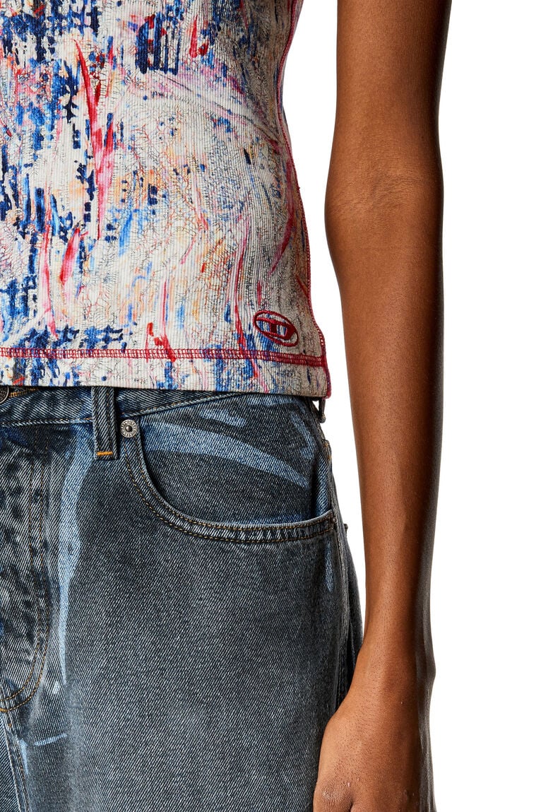 Ribbed T-shirt with spray treatment