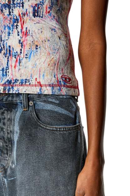 Ribbed T-shirt with spray treatment