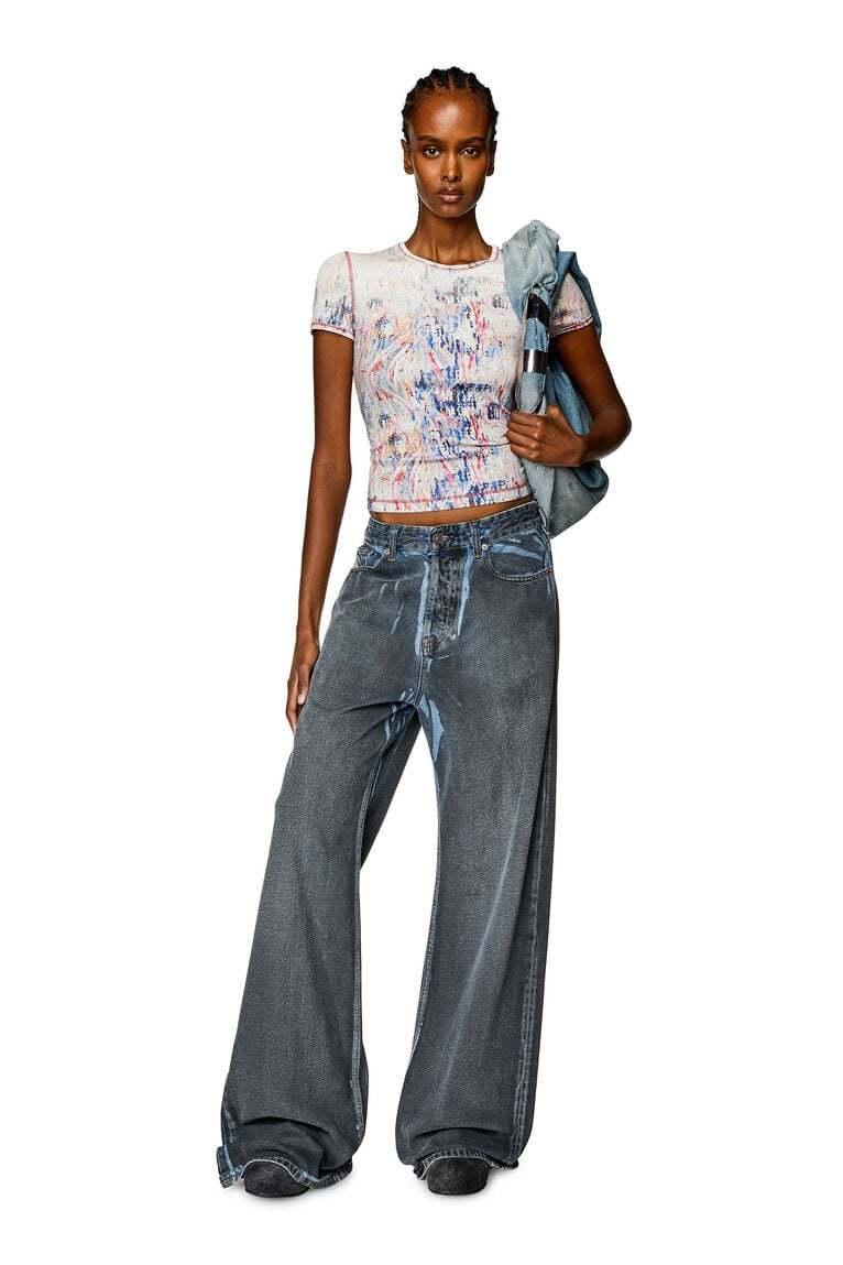 Ribbed T-shirt with spray treatment