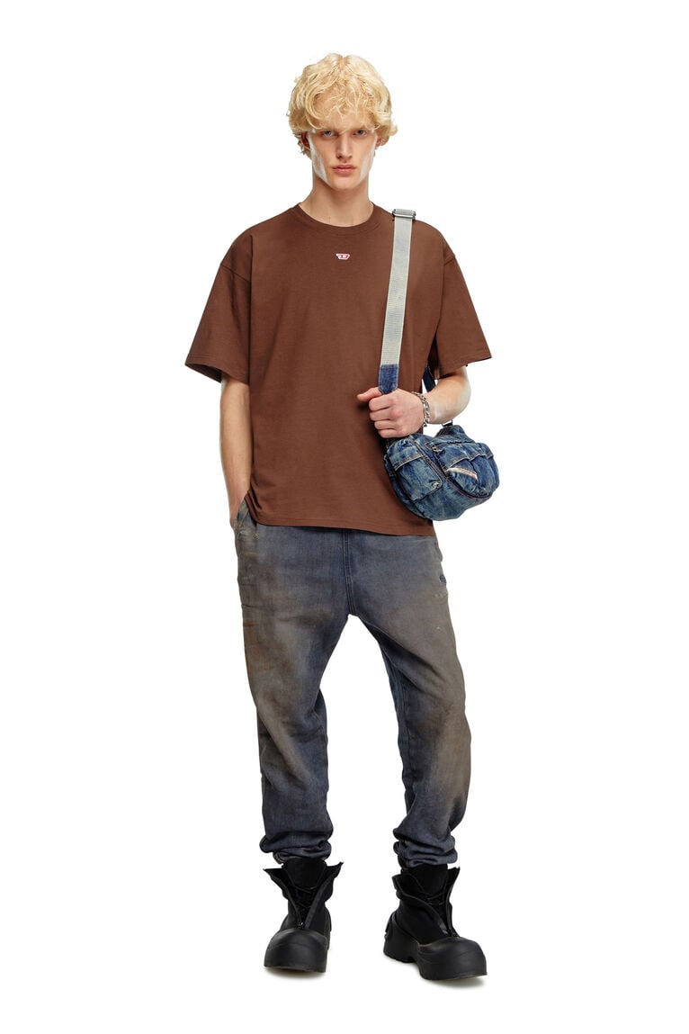 T-shirt with embroidered D patch-Brown