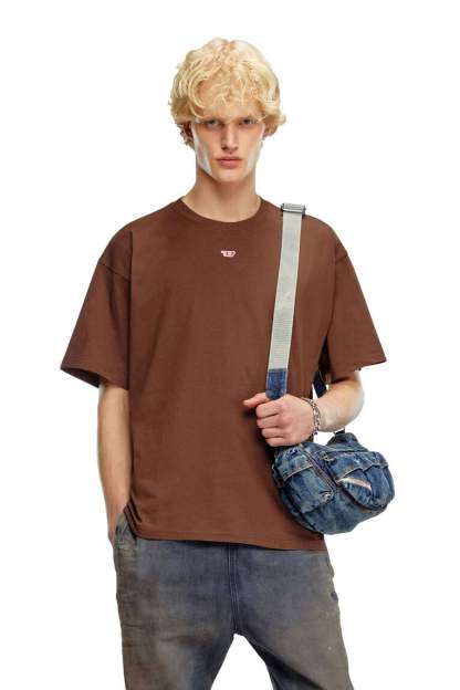 T-shirt with embroidered D patch-Brown