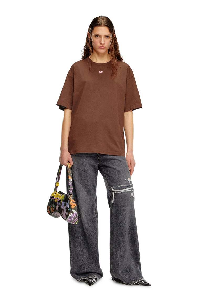 T-shirt with embroidered D patch-Brown