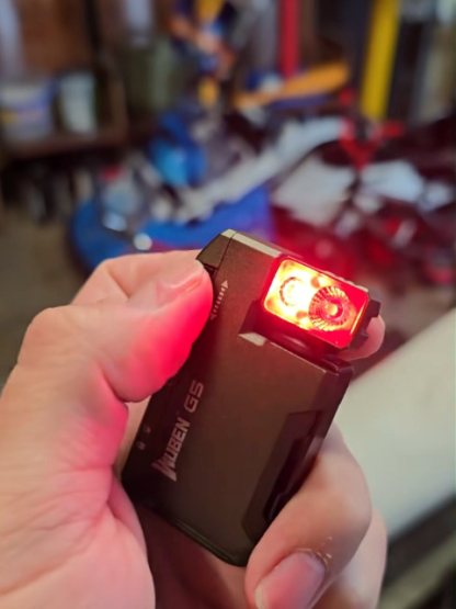 Hardcore-Gadget: ⚙️ Deine EDC-Multifunktions-Taschenlampe aus Metall! IP68 wasserdicht 💧, magnetisch schwenkbar 🧲 und passt in jede Hosentasche. 👖