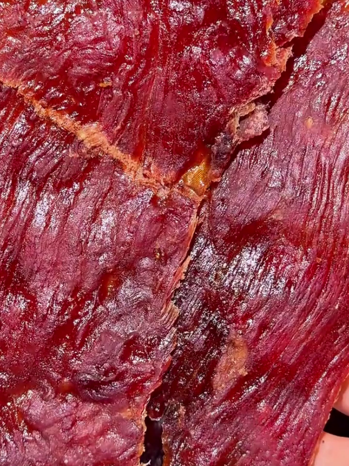 Aus 5 Pfund Rinderfilet wird 1 Pfund Knuspergenuss: EU-kontrollierte Bio-Angus-Beef-Chips in reinster Manufaktur-Qualität