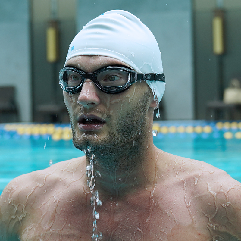 Swimmer Wearing Maritonia BE045 Black Big-Frame Clear Lens Swim Goggles – Fixed Nose Bridge