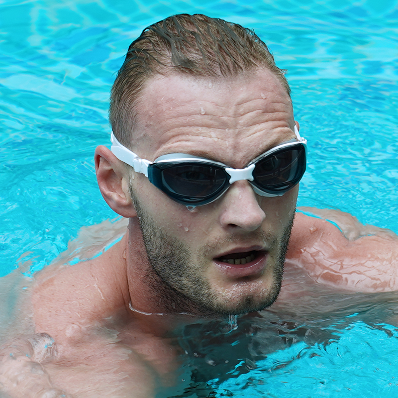 Swimmer Wearing Maritonia BE045 White Big-Frame Grey Lens Swim Goggles – Fixed Nose Bridge