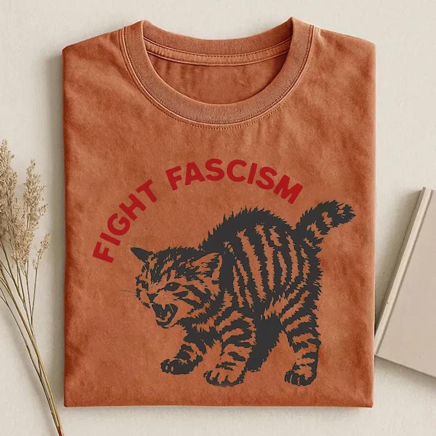 Camiseta Fight Fascism Tabby Cat: Camiseta Atrevida Para Activistas Y Obsequios En Estas Fiestas - miscalcetinescaramx