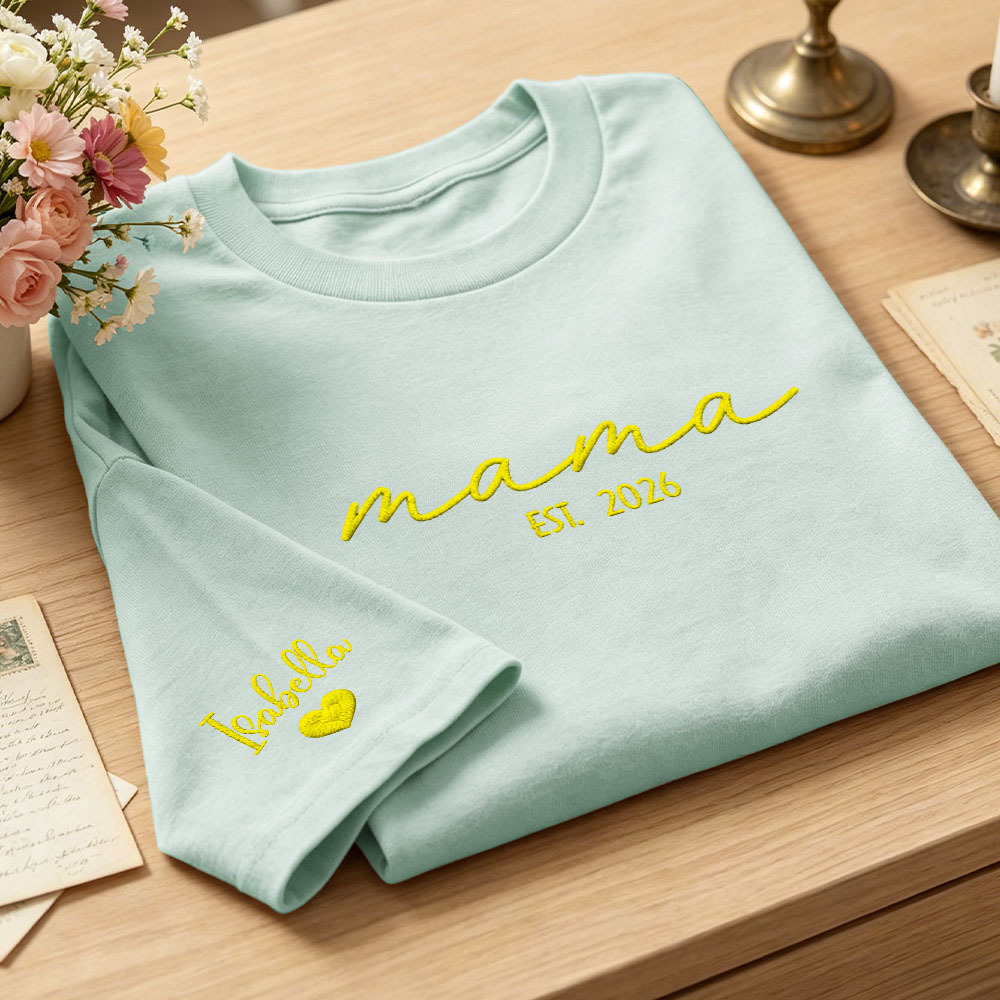 Camiseta Personalizada Bordada Para Mamá. Camiseta Bordada Personalizada Para Mamá. Estilo Para Mamá Primeriza. Conjunto Para Anunciar El Embarazo. Selección De Regalos Para El Día De La Madre. - miscalcetinescaramx