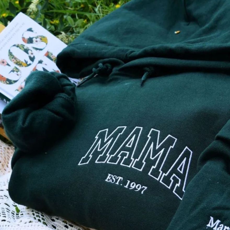 Sudadera Estilo Universitario Personalizada Para Mamá Con Bordado Del Año De Fundación Y Los Nombres De Los Niños En La Manga. Regalo Ideal Para El Día De La Madre. - miscalcetinescaramx
