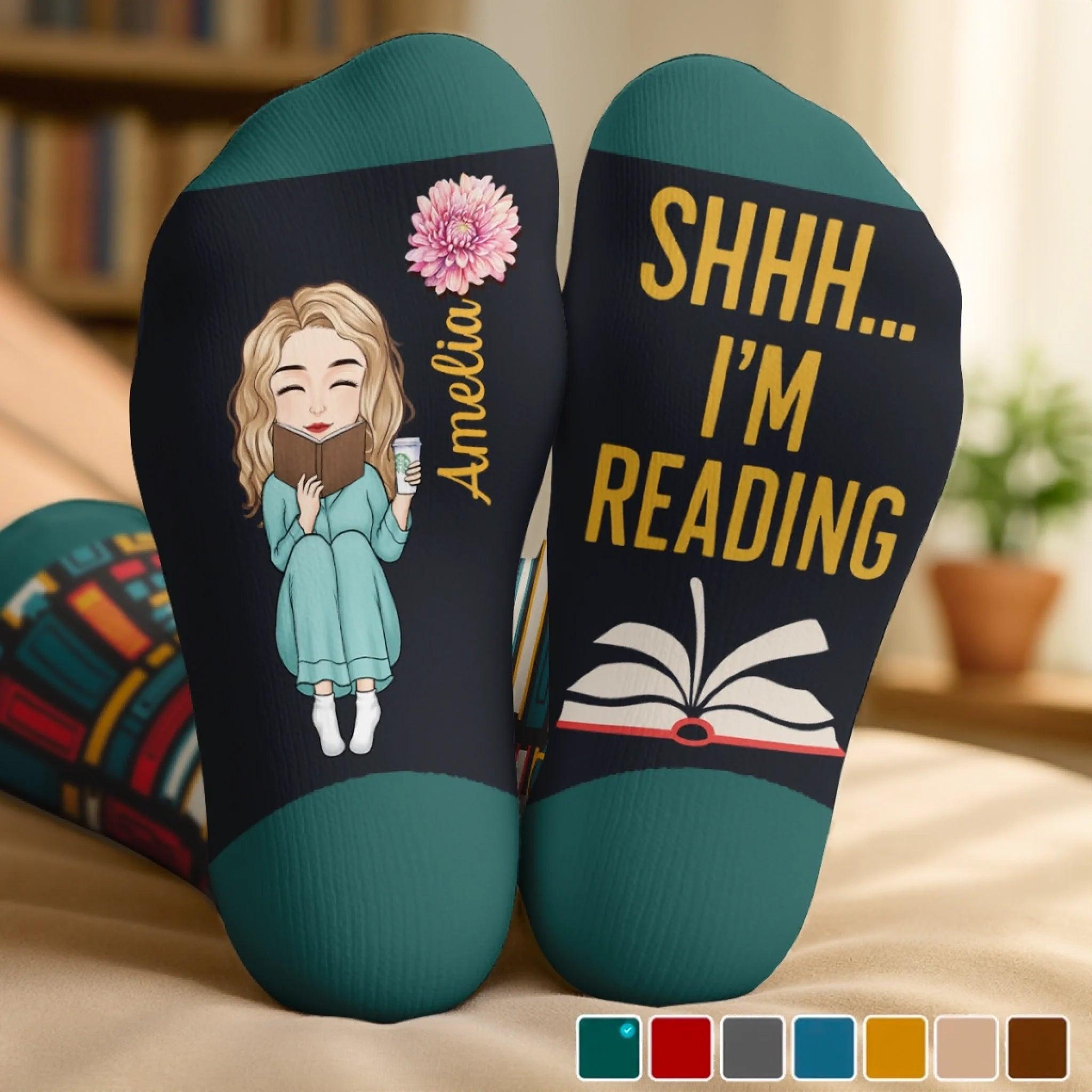 Calcetines Personalizados - Regalos Literarios Personalizados Para Amantes De Los Libros, Ratones De Biblioteca Y Lectores - Dulce Y Acogedor Momento De Lectura