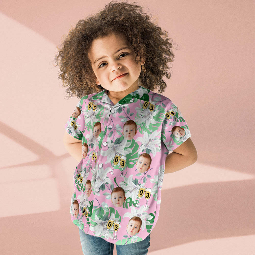 Número De Camisa Hawaiana De Cara De Niño Personalizado En Copa De Vino Mangas Rosadas Y Verdes Cara Camisa Hawaiana Regalo De Cumpleaños - MyFaceSocksES