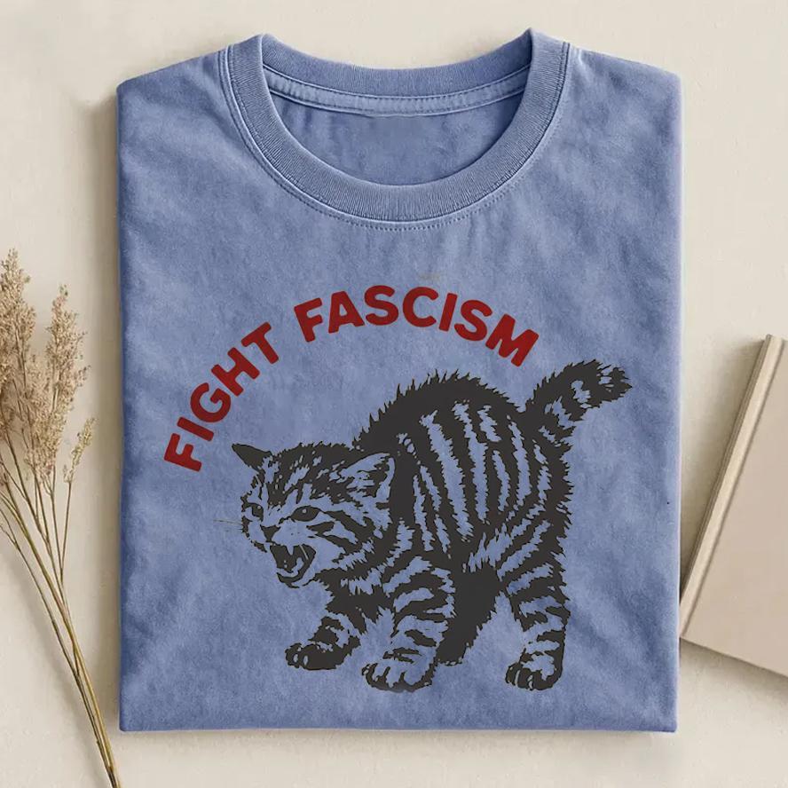 T-shirt Fight Fascism Tabby Cat – T-shirt à Déclaration Audacieuse Pour Les Activistes Et Les Donateurs De Cadeaux Pour Ce Cadeau De Vacances - MyFaceSocksFR