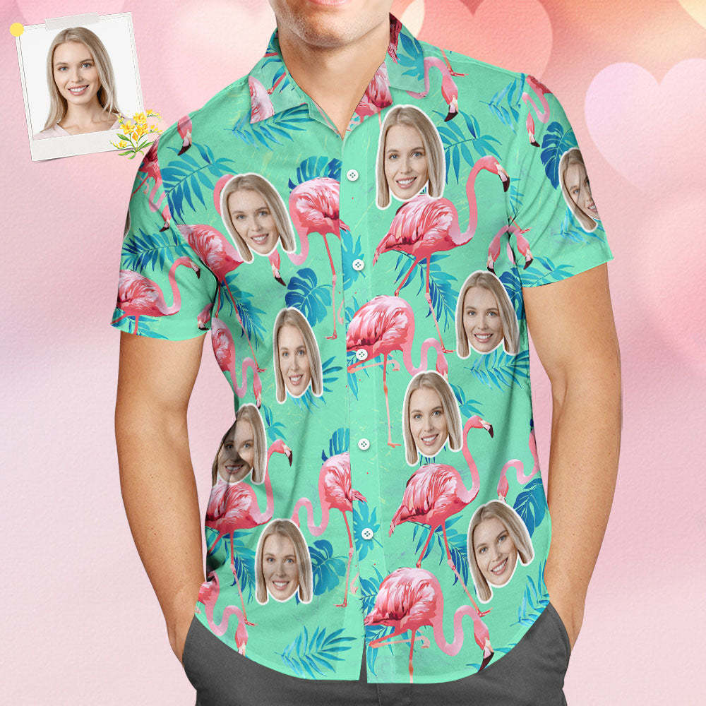 Chemise Hawaïenne Avec Visage Personnalisé, Chemise Tropicale Flamant Rose, Tenue De Couple, Imprimé Sur Tout Le Vert Et Les Feuilles De Palmier - VisageChaussettes