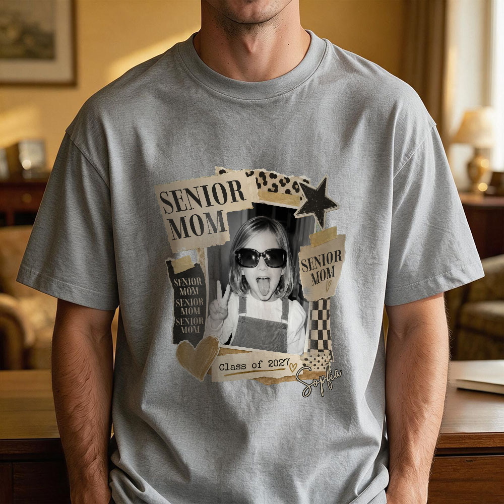 Cadeau Personnalisé De T-shirt De Graduation De Maman Senior Pour La Classe 2027 - Tee-shirt Photo Personnalisé Pour La Fête Des Mères Ou La Fête De Remise Des Diplômes - MyFaceSocksFR