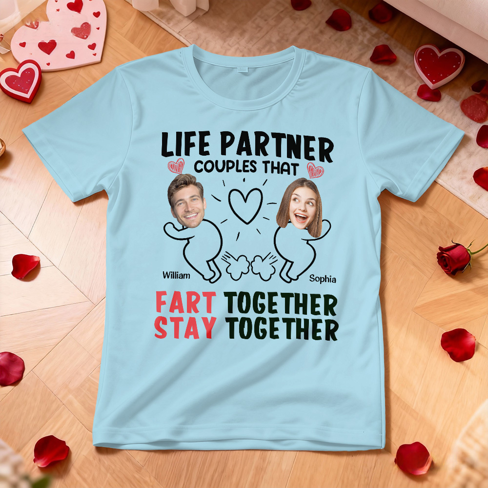 T-shirt Photo Personnalisé Pour Couple - T-shirt Photo Sur Mesure - Associés De Vie - Couples Qui Pètent Ensemble Restent Ensemble - Cadeau D'anniversaire Ou De Saint-valentin Pour Elle - MyFaceSocksFR