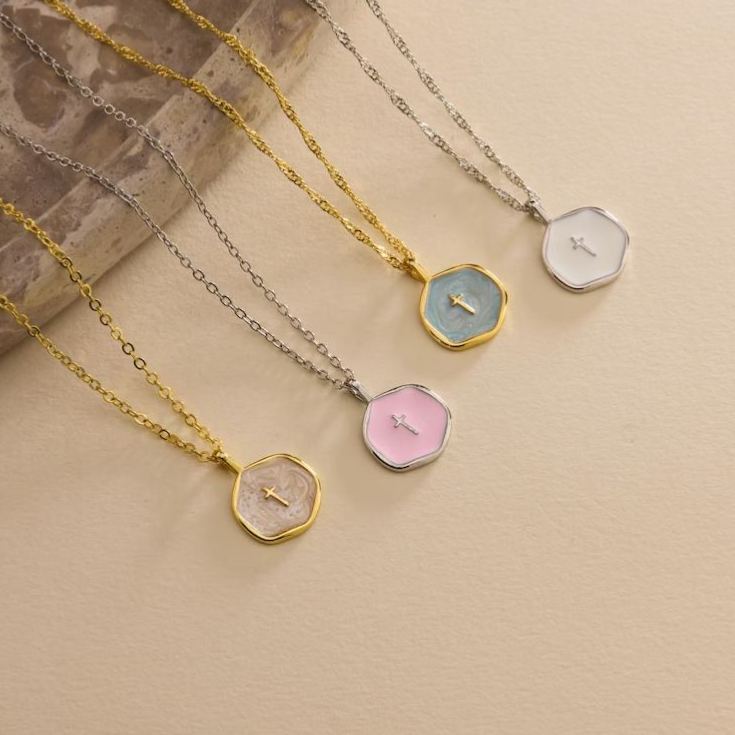 Collier Mini Croix En Émail Doré, Collier Croix Miniature, Collier Religieux, Collier En Émail, Cadeau Chrétien Pour Elle, Cadeau De Noël - MyFaceSocksFR