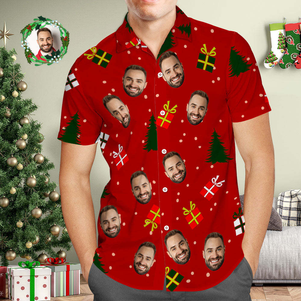 Benutzerdefiniertes Gesicht Herren-hawaii-hemd, Personalisiertes Foto, Rote Hawaii-hemden, Weihnachtsbaum Und Geschenke, Frohe Weihnachten - GesichtSocken