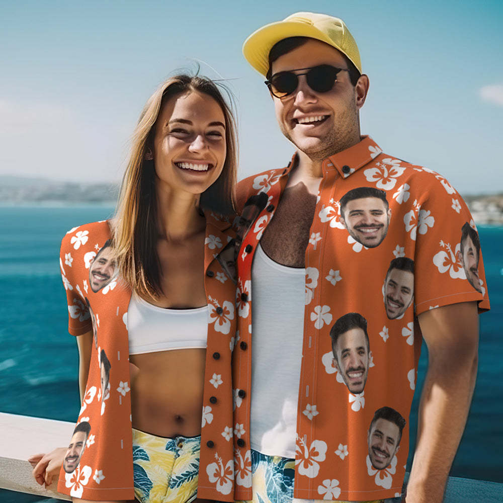 Kundenspezifisches Foto-hawaiihemd-strand-ferien-paar Trägt Populären Ganz Über Druck-hawaii-strand-hemd-feriengeschenk-hibiskus - GesichtSocken