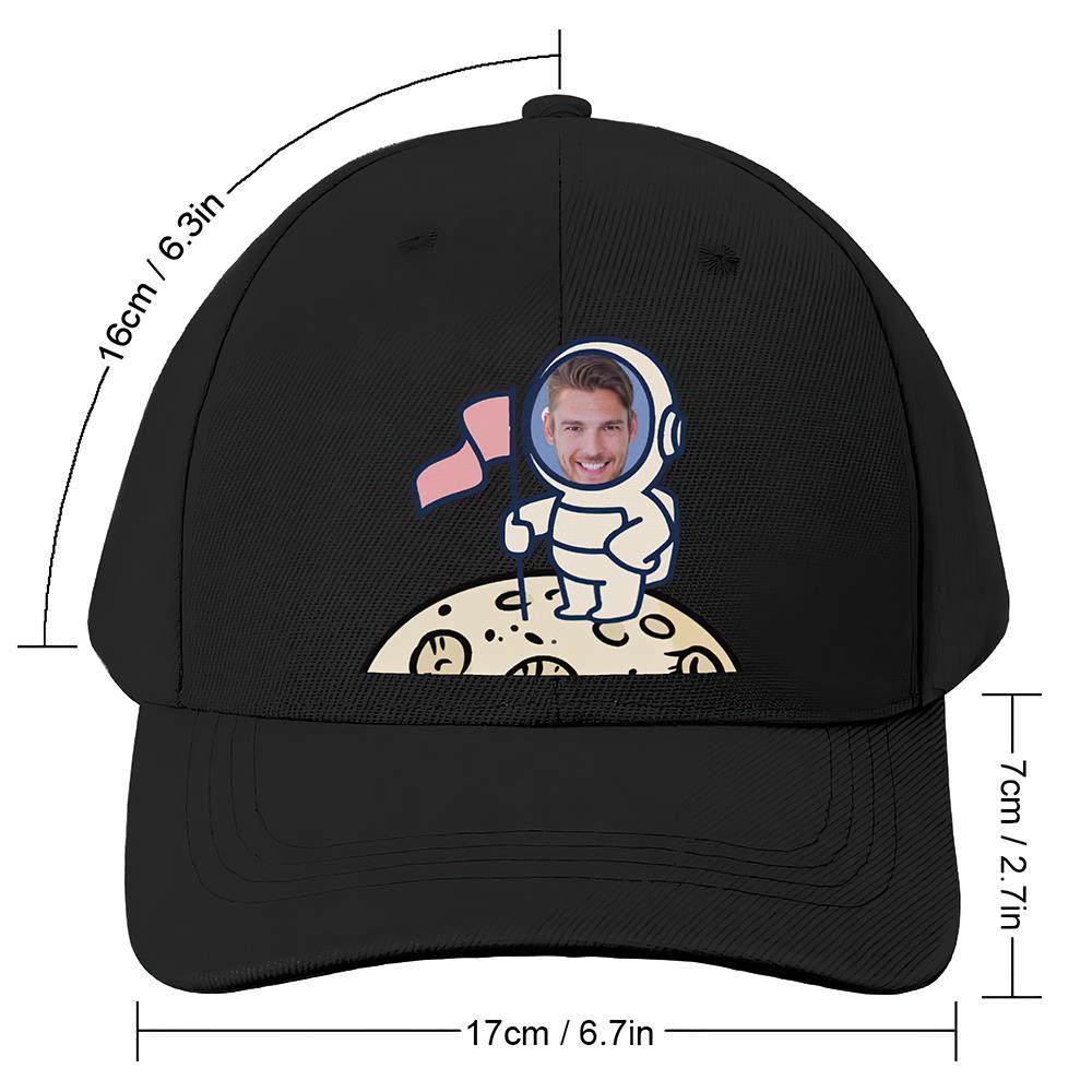 Benutzerdefinierte Kappe Personalisiertes Gesicht Baseballmützen Erwachsene Unisex Bedruckte Modekappen Geschenk - Astronaut Auf Dem Mond - GesichtSocken