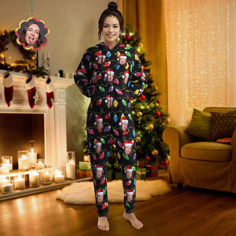 Benutzerdefinierte Gesichts-weihnachtslichter, Bedruckter Flanell-fleece-einteiler-pyjama, Personalisierter Gesichts-jumpsuit, Homewear, Weihnachtsgeschenk - GesichtSocken