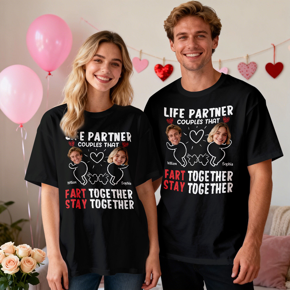 Personalisiertes T-shirt Mit Pärchenfoto – Individuelles Foto-t-shirt – Lebenspartner, Die Zusammen Furzen, Bleiben Zusammen – Jahrestags- Und Valentinstagsgeschenk Für Sie - MyFaceSocksDE
