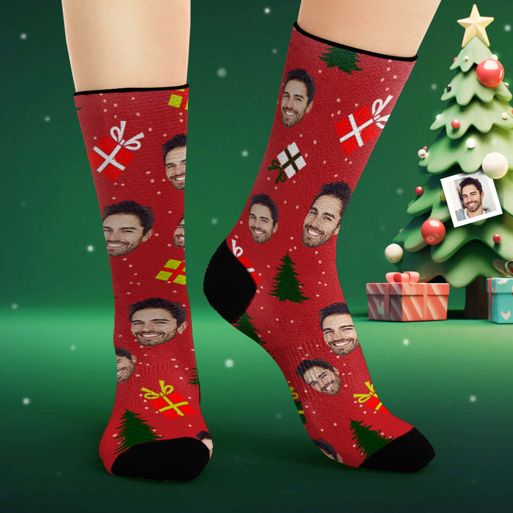 Benutzerdefinierte Gesichtssocken, Personalisiertes Foto, Rote Socken, Weihnachtsbaum Und Geschenke - GesichtSocken
