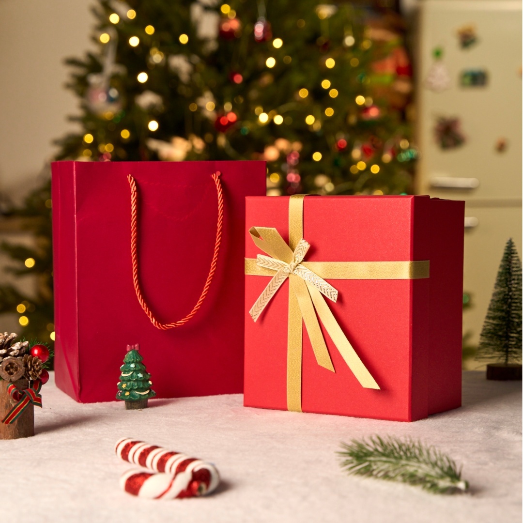 Golden Christmas Gift Box 20x18x10cm - MyFaceSocks