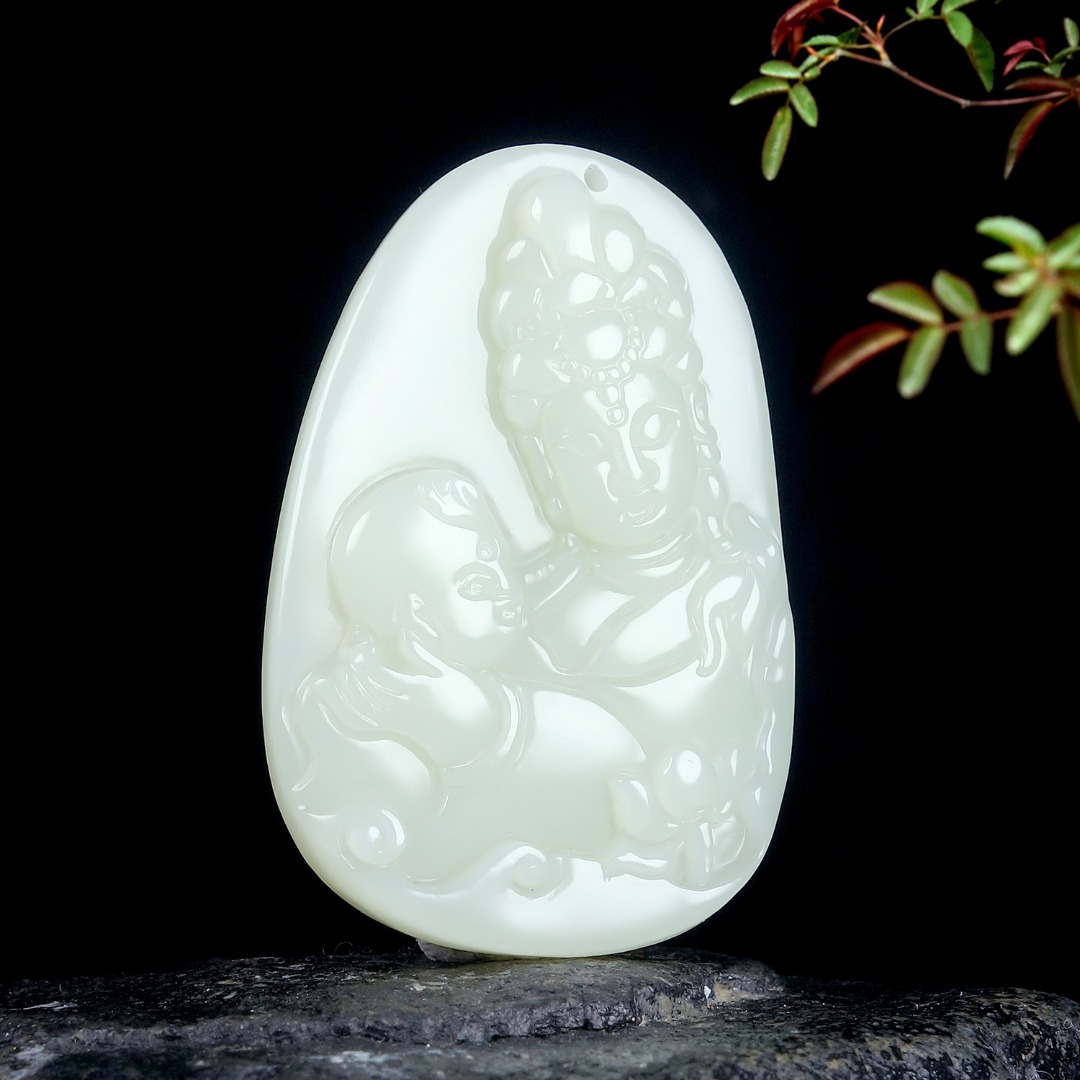 Hotan jade pendant for Guanyin Bodhisattva men and women natural jade pendant for the queen jade pendant necklace
