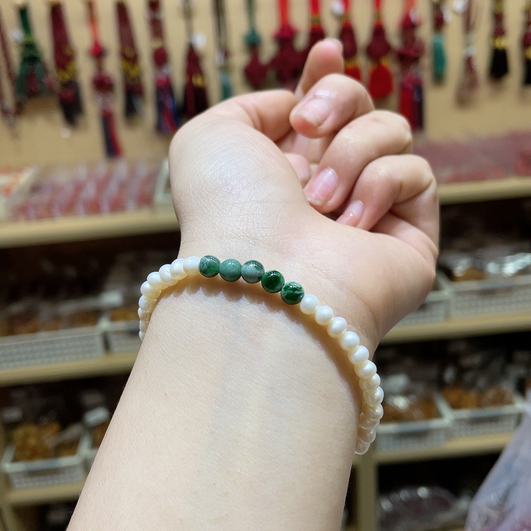 Natural freshwater pearl and jadeite bracelet