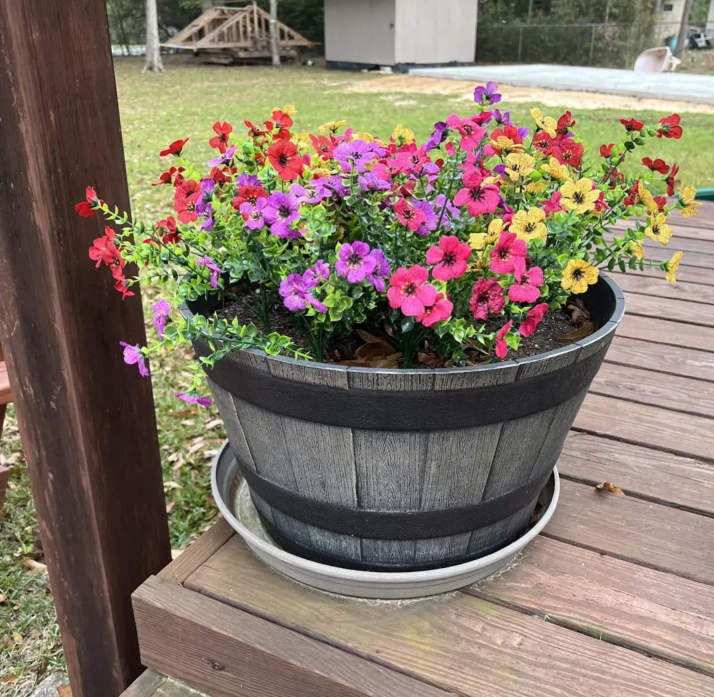 Daisy en Soie Artificielle à Suspendre en Extérieur avec Eucalyptus, 12 Bouquets - 35 cm
