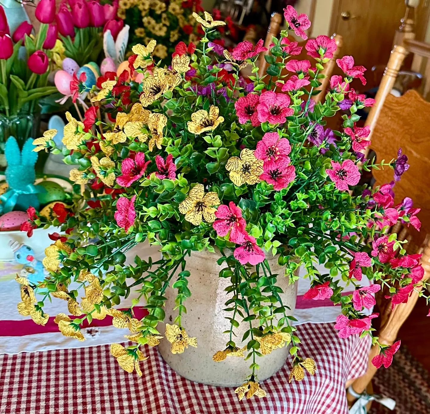 Daisy en Soie Artificielle à Suspendre en Extérieur avec Eucalyptus, 12 Bouquets - 35 cm