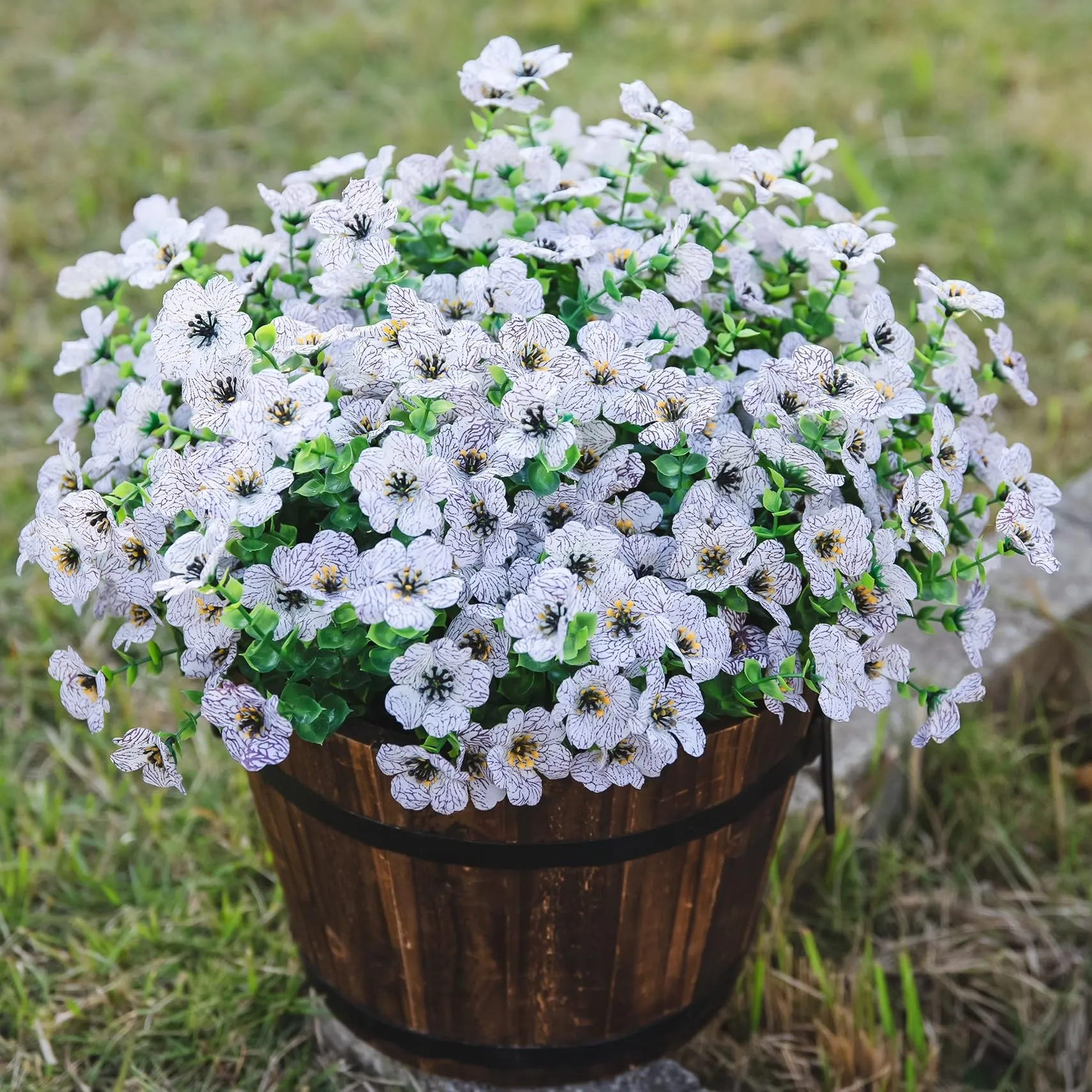 Daisy en Soie Artificielle à Suspendre en Extérieur avec Eucalyptus, 12 Bouquets - 35 cm