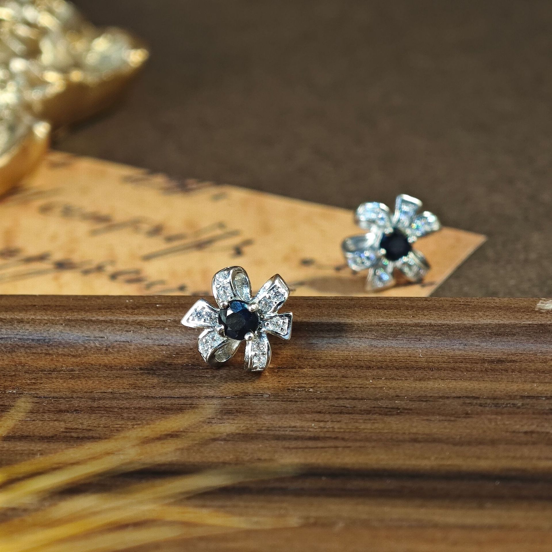 Flower Design S925 Earring Inlay A Sapphire Natural Crystal