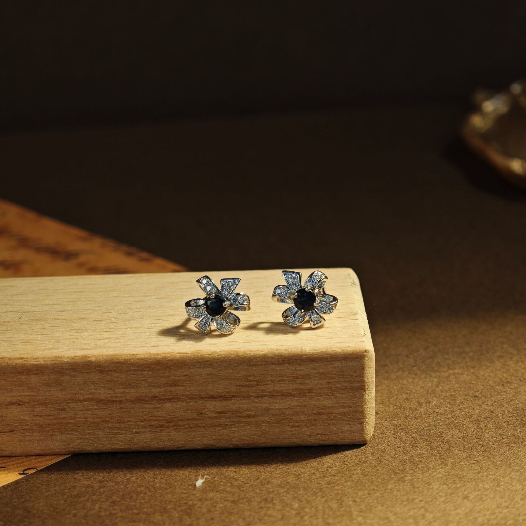 Flower Design S925 Earring Inlay A Sapphire Natural Crystal