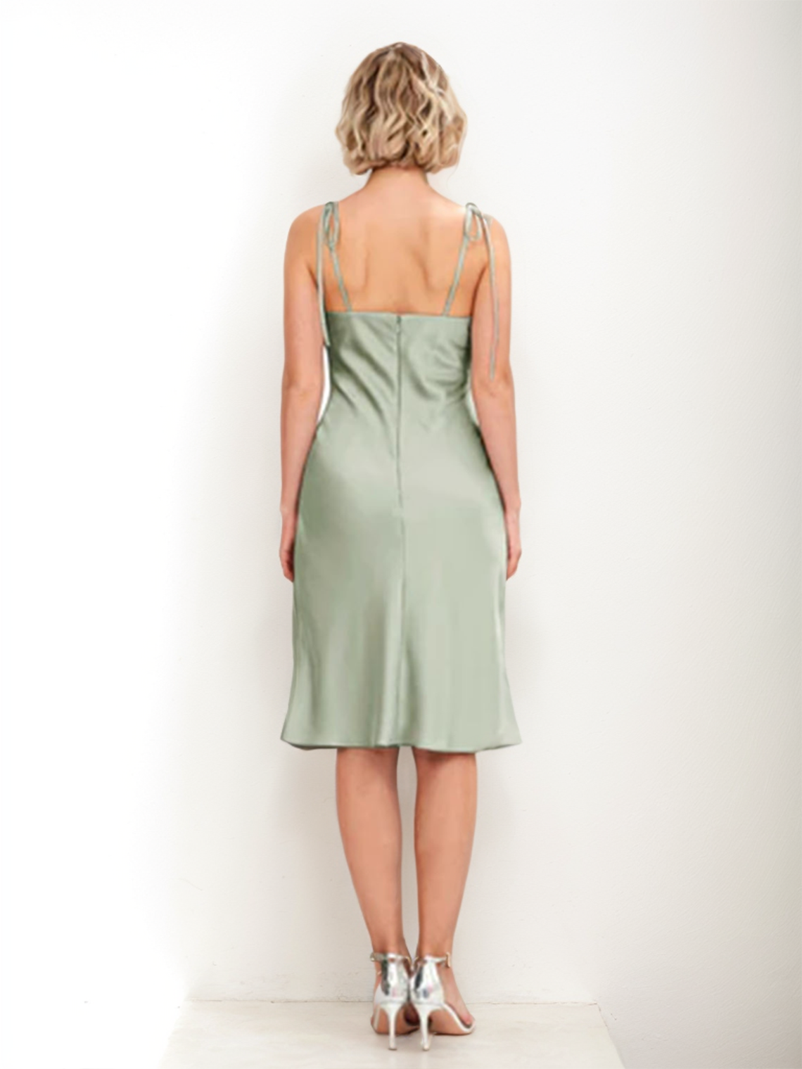 Trumpet/Mermaid Knee-Length Satin Sleeveless Bridesmaid Dress