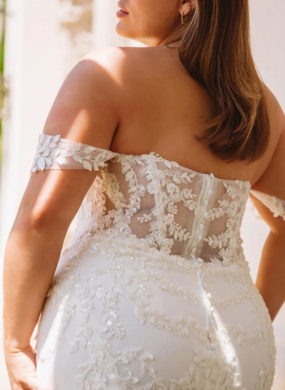 Plus Size Trumpet/Mermaid Off-The-Shoulder Court Train Lace Wedding Dresses