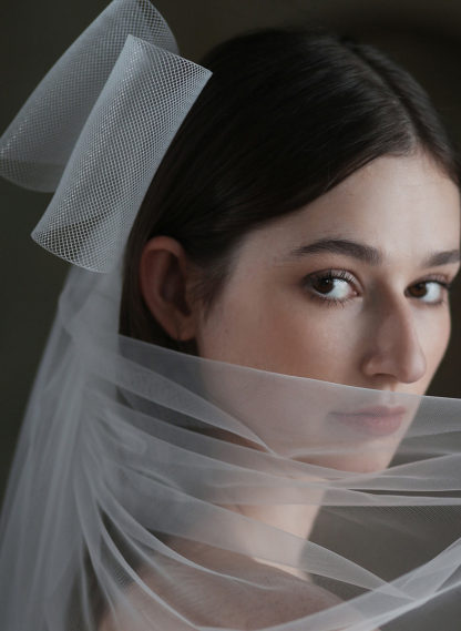 Ivory Cut Edge Fingertip Bridal Tulle Veils With Bowknot/Faux Pearl