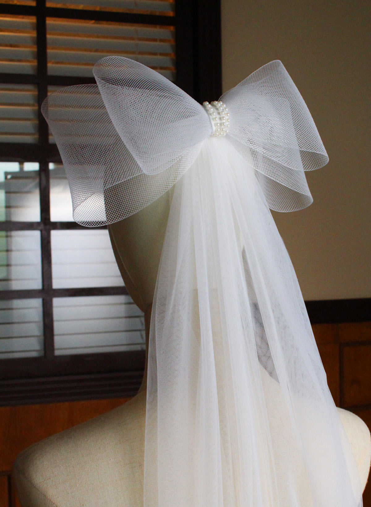 Ivory Cut Edge Fingertip Bridal Tulle Veils With Bowknot/Faux Pearl