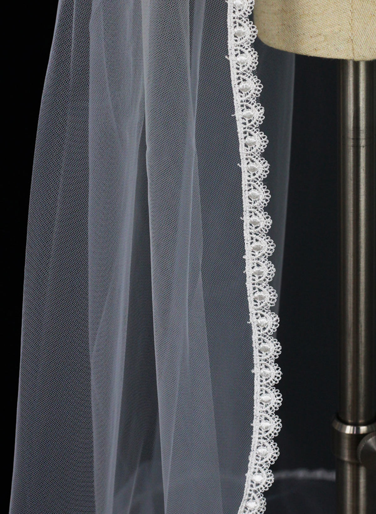One-Tier Ivory Tulle Angel Cut/Waterfall Lace Applique Edge Fingertip Bridal Veils
