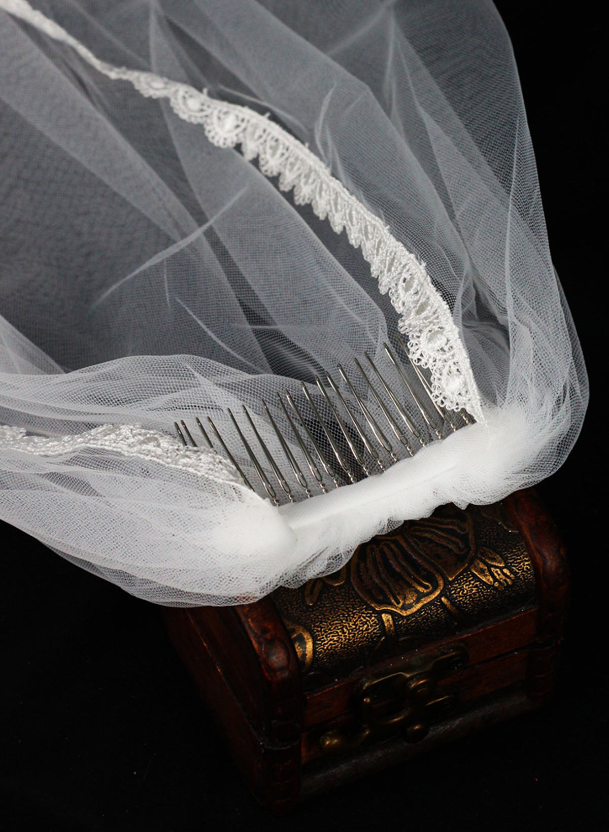 One-Tier Ivory Tulle Angel Cut/Waterfall Lace Applique Edge Fingertip Bridal Veils