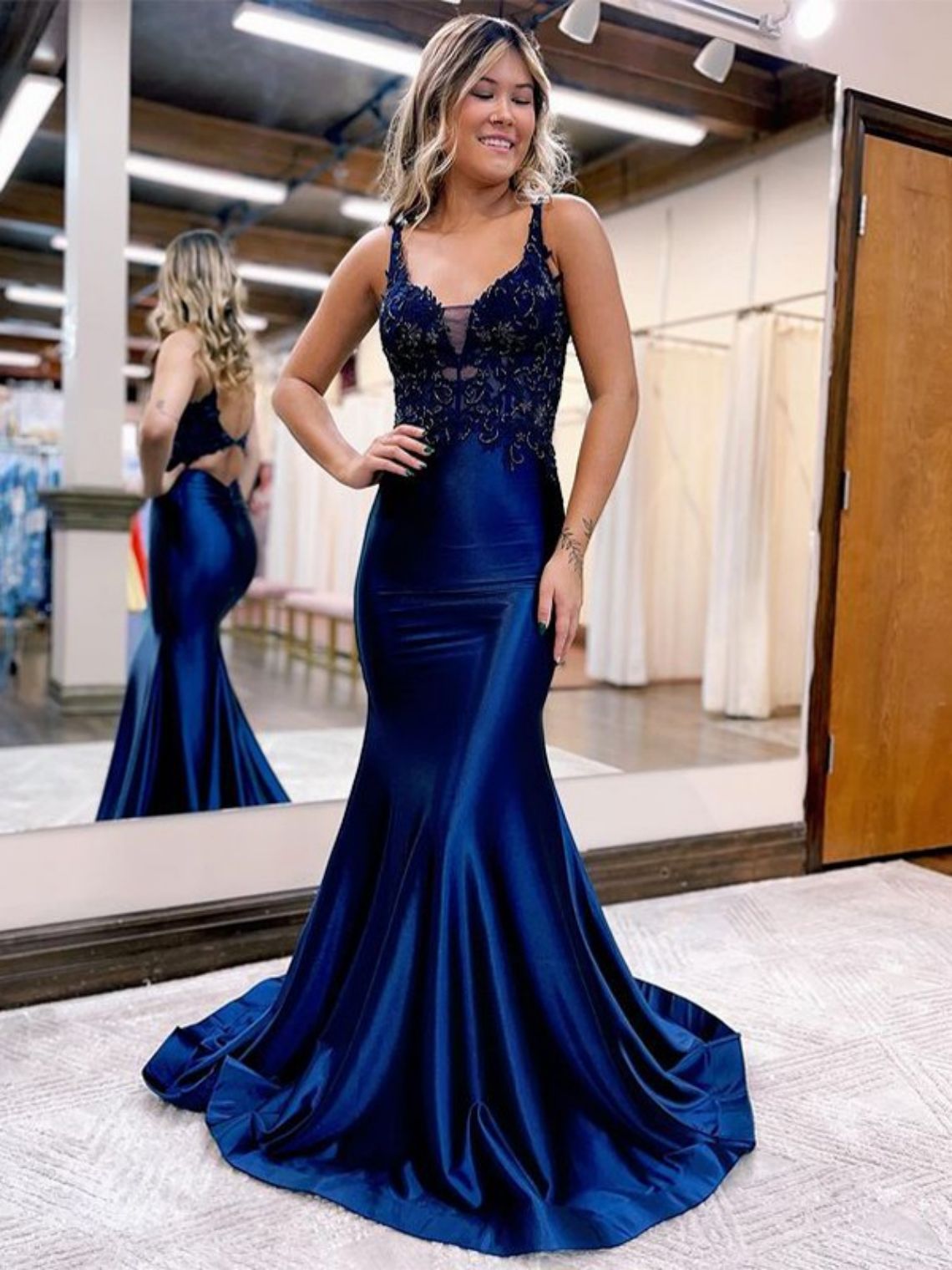 Trumpet/Mermaid Satin Applique V-neck Sleeveless Court Train Dresses
