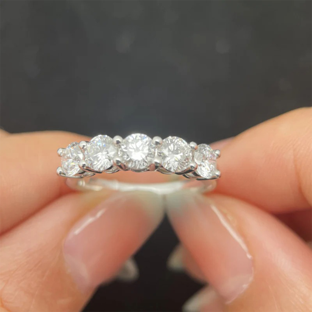1.5CT 4*4mm Round Cut Moissanite Wedding Bands In Sterling Silver