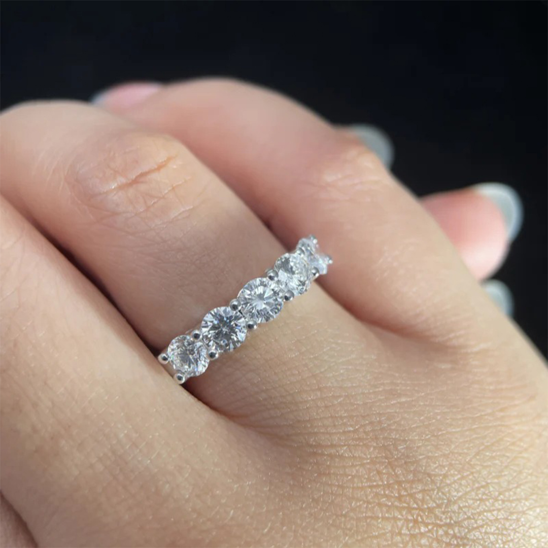 1.5CT 4*4mm Round Cut Moissanite Wedding Bands In Sterling Silver