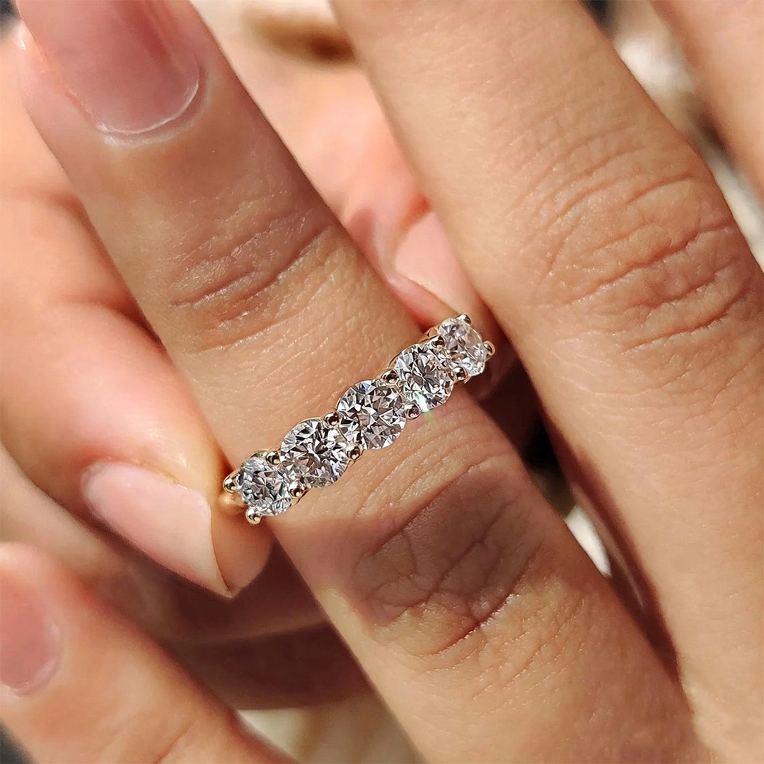 1.5CT 4*4mm Round Cut Moissanite Wedding Bands In Sterling Silver