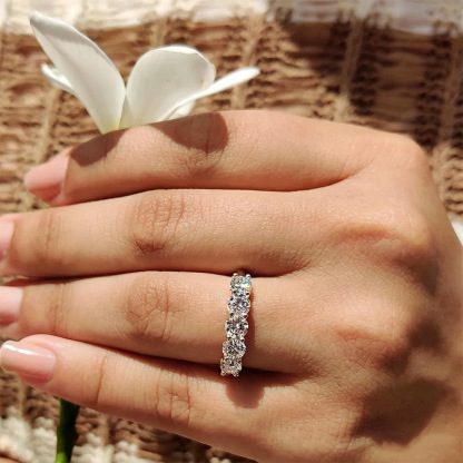 1.5CT 4*4mm Round Cut Moissanite Wedding Bands In Sterling Silver