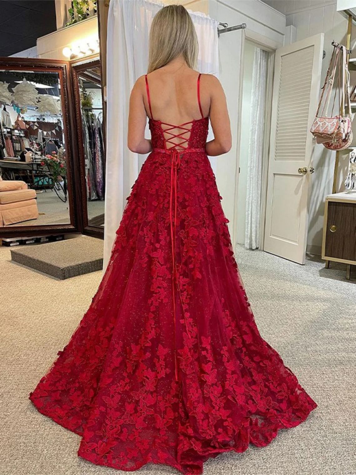 A-Line/Princess Tulle Applique Spaghetti Straps Court Train Dresses