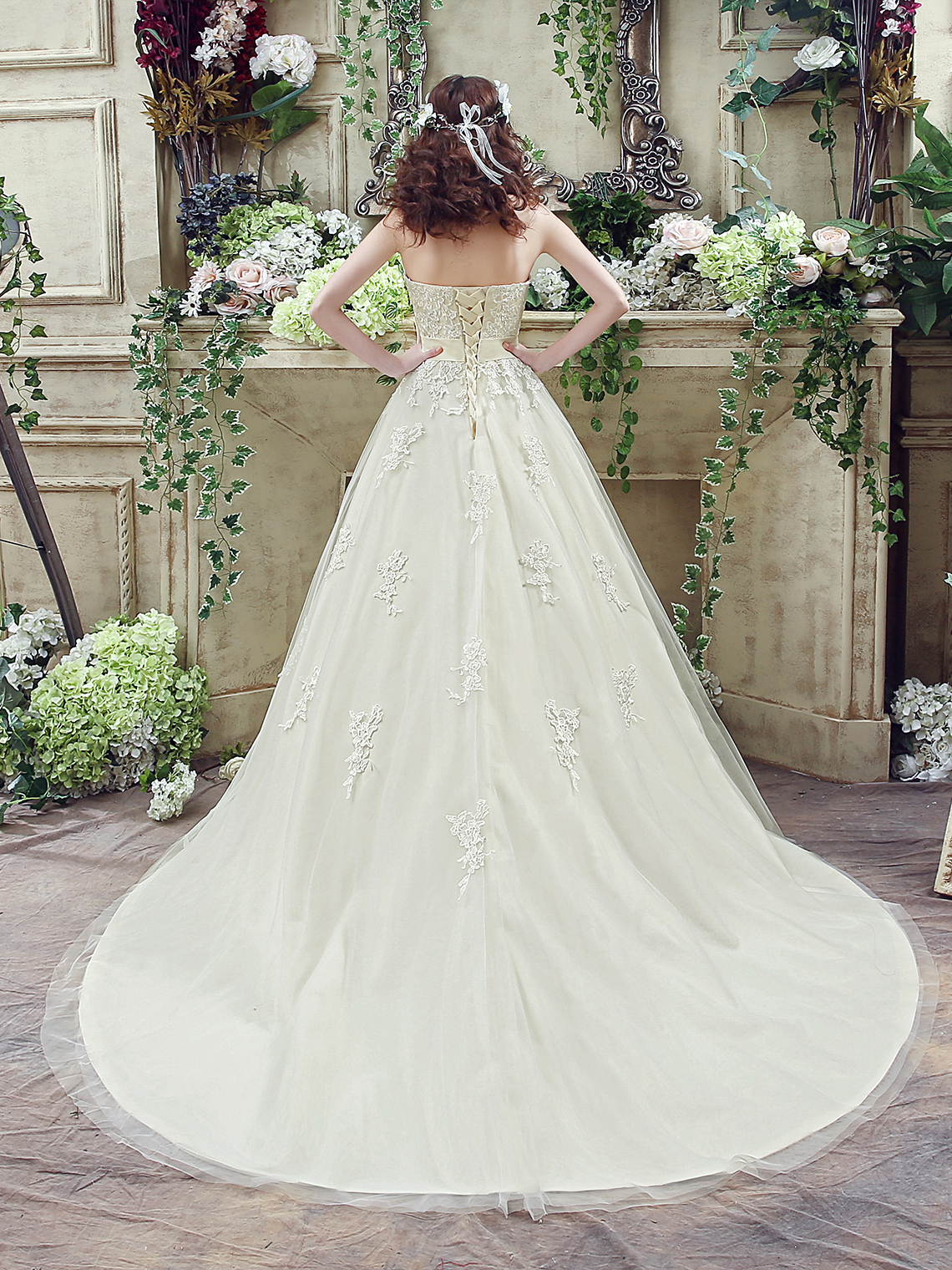 Ball Gown Elegant Formal Wedding Dresses Lace Pleats with Appliques